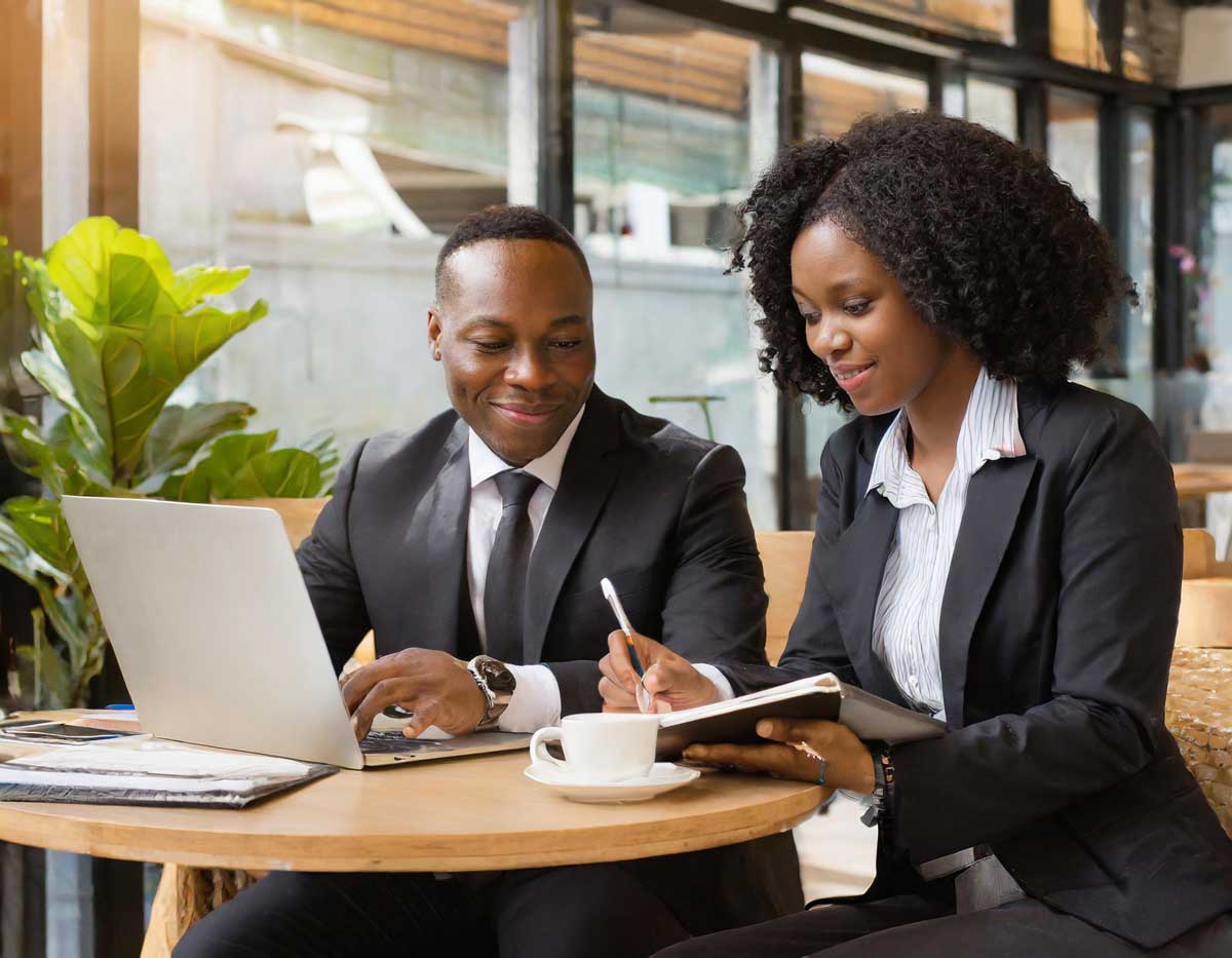2 Business People Working Together 03